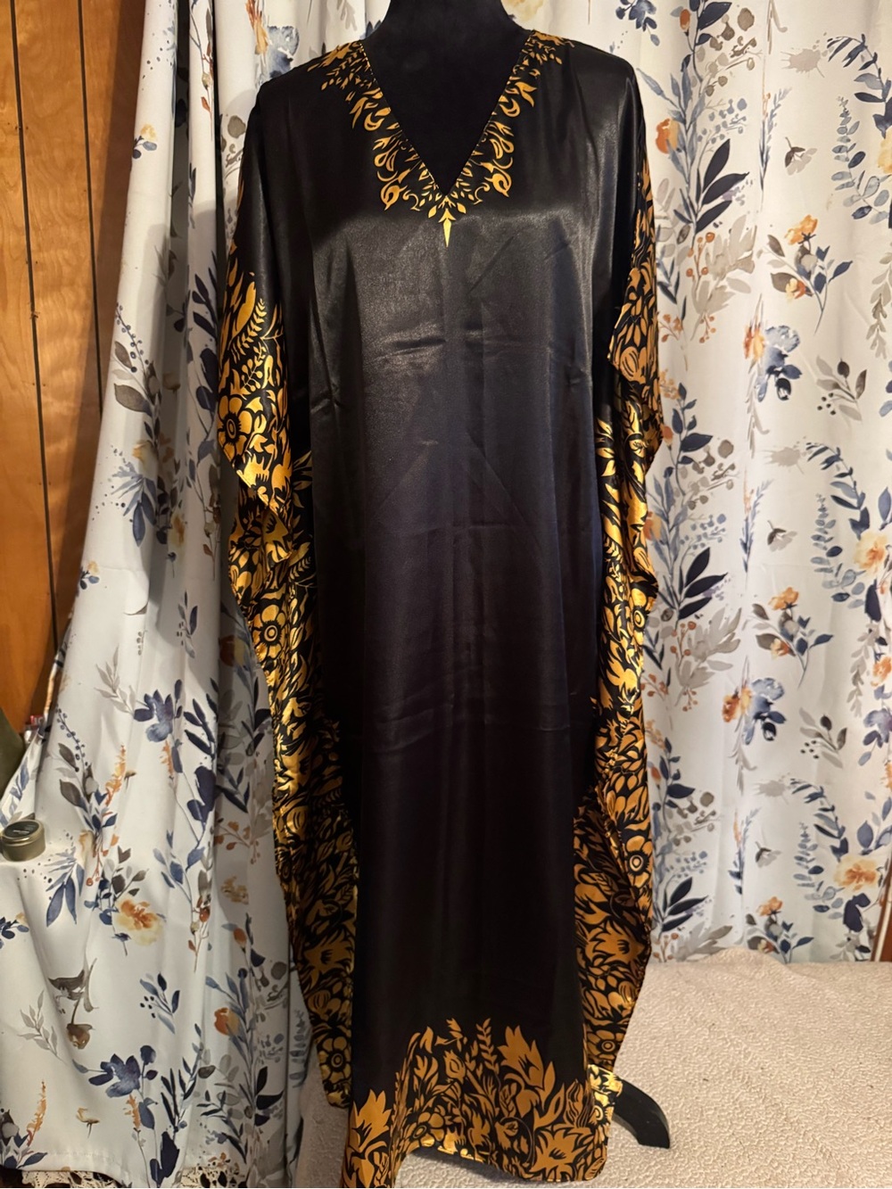 Black and Gold Floral Kimono V-Neck Women's One Size Fits Most B17